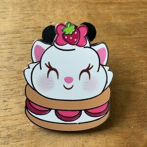 Disney Munchlings Mystery Series 4 Pin - 2024 - Marie Strawberry Shortcake